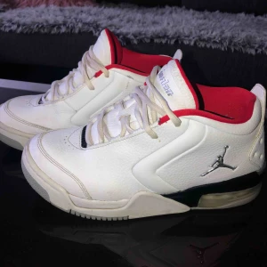  - Säljer mina sneakers då jag köpte dom inför en dansuppvisning så dom är endast använda vid repetion och uppvisning. Inköpta på Zalando för 1499kr. Storlek: 39 Modell: Jordans Big fund. Nypris: 1499kr. Skick: Nytt skick, använd fåtal ggr.