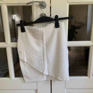  - Omlottkjol från Gina Tricot. Tjockt material och därmed inte genomskinlig. 