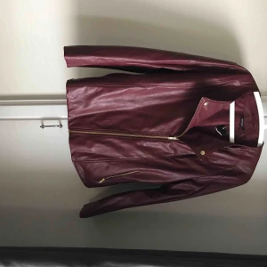  - En super fin skinnjacka i mörk marin lila färg. Oanvänd då den var för stor. Ordinarie pris: 300:- Säljer för: 200:- (är priset för högt kan vi säkert diskutera det och komma fram till något) 