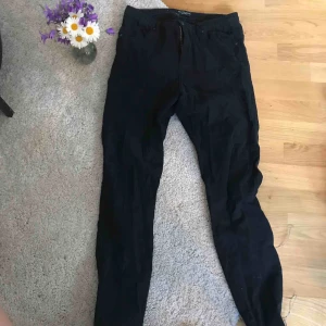  - Ett par svarta tighta stretchiga jeans. Jätte fina men tyvärr för stor för mig