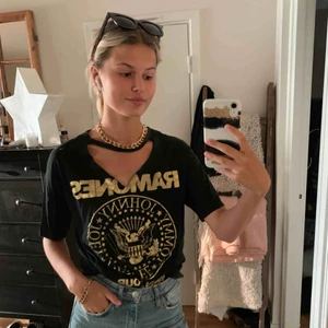  - Skitball tröja från Bershka!! Ej klippt själv utan den är köpt så💜 säljer för 130+42 kr för frakt❣️För övrigt använd då och då men är i toppenskick! Passar en XS-S den är nog lite för stor för mig som är en XS.