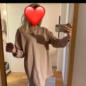  - Långärmad klänning ifrån Nelly, jag är 176cm och klänningen är någon cm för kort så passar bättre på lite kortare människor.💕 köparen står för frakt (Ev mötas upp i Gbg)