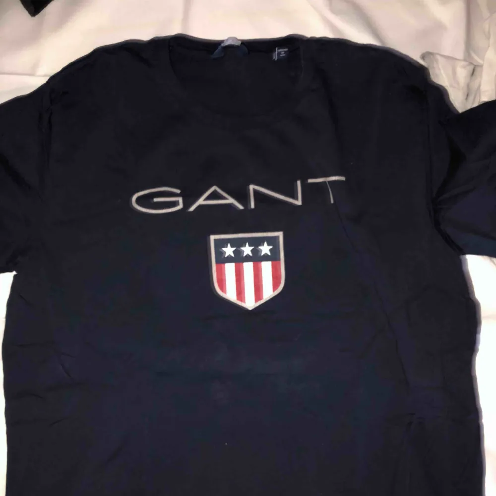 Gant tröja i strl 176 från kidsbrandstore. Nypris 349 kr, använd några gånger. Passar XS . T-shirts.