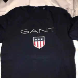 Gant tröja i strl 176 från kidsbrandstore. Nypris 349 kr, använd några gånger. Passar XS 