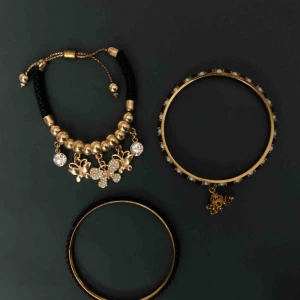  - Armband i svart guld och vinrött! Aldrig använda, 15kr styck eller alla för 40! Frakt tillkommer✨