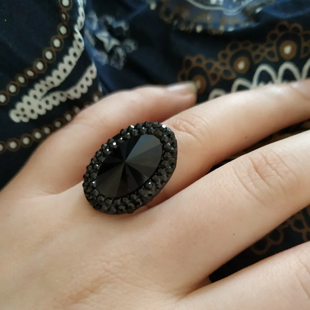 En justerbar ring med stor svart detalj!! Så cool men säljer då den inte är min stil längre. Som ny! Fraktkostnaden inkluderad i priset:). Accessoarer.