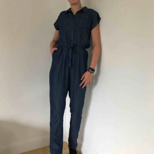  - Jeans-byxdress från Boomerang. Mer eller mindre aldrig använd på grund av att den är för stor. 