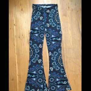  - Superfina byxor i mandala mönster! Använt dessa endast fåtal gånger. Dem är ej noppriga, utan de är i bra skick! Frakt tillkommer 