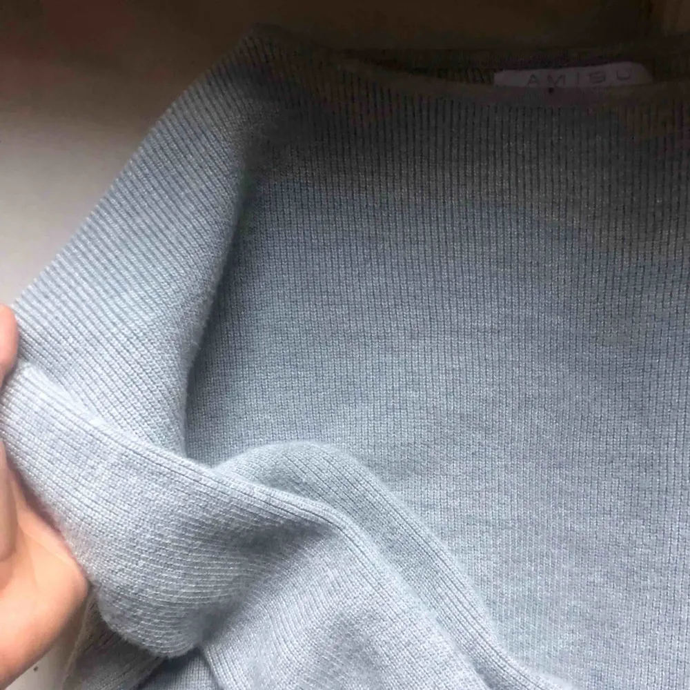 Super mysig grå stickad tröja med detaljer vid armen . Hoodies.