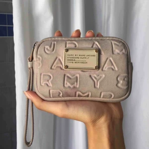 Marc by Marc jacobs  - Använt skick därav det låga priset! Går nog att piffa till med en tvätt💗