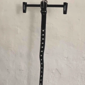  - Svart bälte med silverringar. Riktigt läder! Inte sliten.  