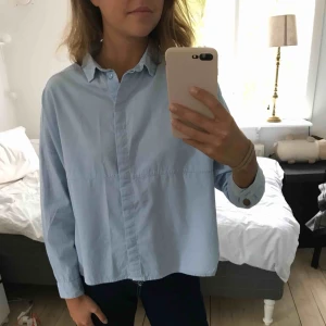  - En riktig favorit blus/skjorta (???). Boxig modell med slitsar i sidan som gör den till en perfekt blandning mellan simpel och feminin. Vill behålla den men jag ha vuxit ur den:( Köparen står för frakten 🌸