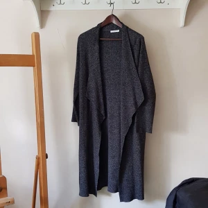 - Lång härlig kofta i nyskick från Wera Stockholm. Användes aldrig då jag är gör kort för modellen.