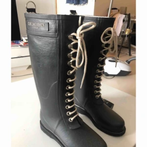  - Splitternya Ilse Jacobssen regnstövlar. Fodrade och aldrig använda. Nypris 1525kr. Priset kan diskuteras