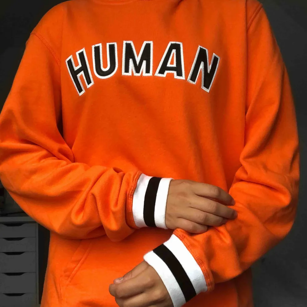 Denna orange helt oanvända hoodie kommer ifrån märket Human och är i storlek S men är oversized och passar även större storlekar. Du som köpare står för frakt❤️. Tröjor & Koftor.