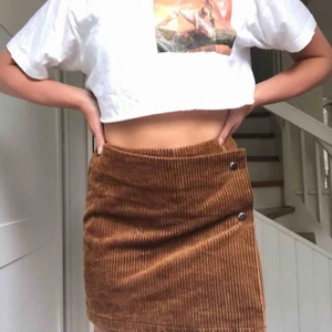  - En välidigt fin brun Manchesterkjol som jag själv gjort om från shorts till kjol (se bild tre). I övrigt väldigt bra skick! Fraktas, möts upp eller byts