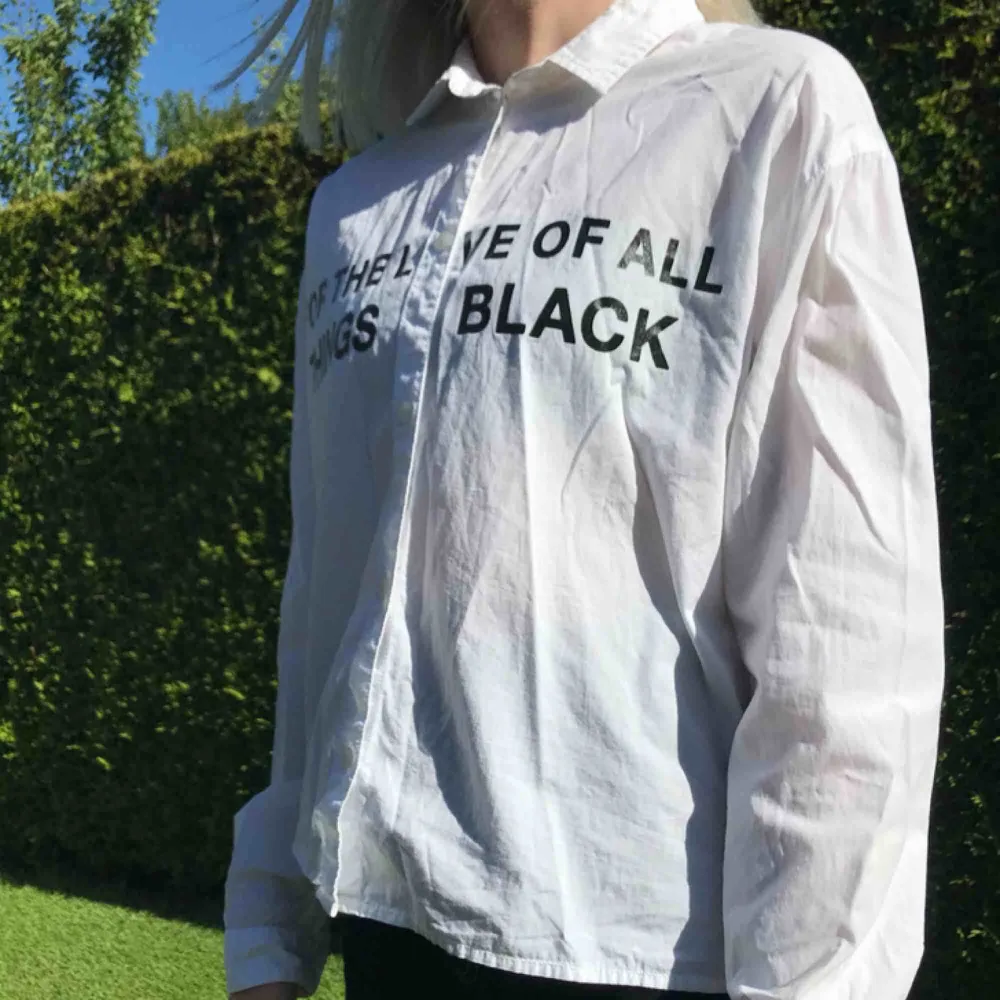 Skjorta från Junkyard med texten ”The love of all things black”. Skjortor.