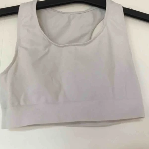  - Mycket bekväm sporttopp jag tyvärr växt ur. Crossryggen gör att den passar under nästan vilken idrottströja som helst! 50 inkl frakt!