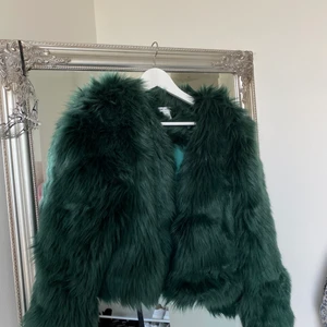 Fuskpälsjacka  - Skogsgrön pälsjacka i syntet från Sanna Alexandras märke. Köparen står för frakten🥰