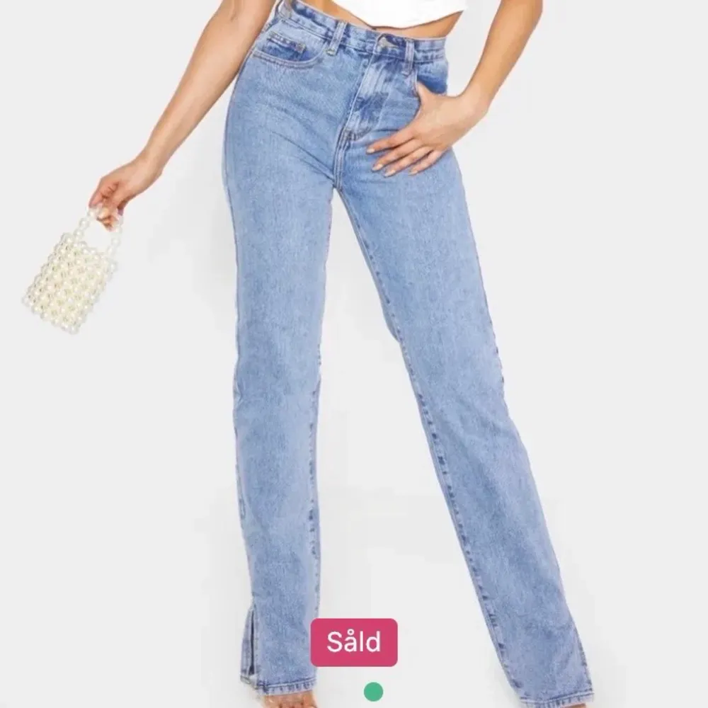 Säljer dessa jeans då dom inte passade så bra på mig, oanvända med prislapp kvar. Storlek M 💗. Jeans & Byxor.