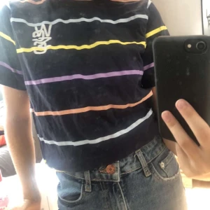 Wesc t-shirt - Wesc t-shirt i storlek 146 men de är lite stor i storleken, köpt på kidsbrandstore för 150kr och endast använd 3 ggr! 