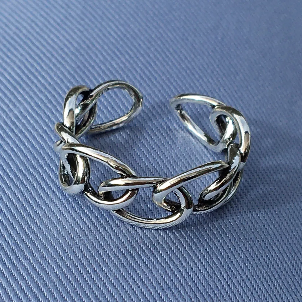 Säljer min superfina silver 925 ring 🥰 går att justera! +15kr frakt tillkommer 😊. Accessoarer.