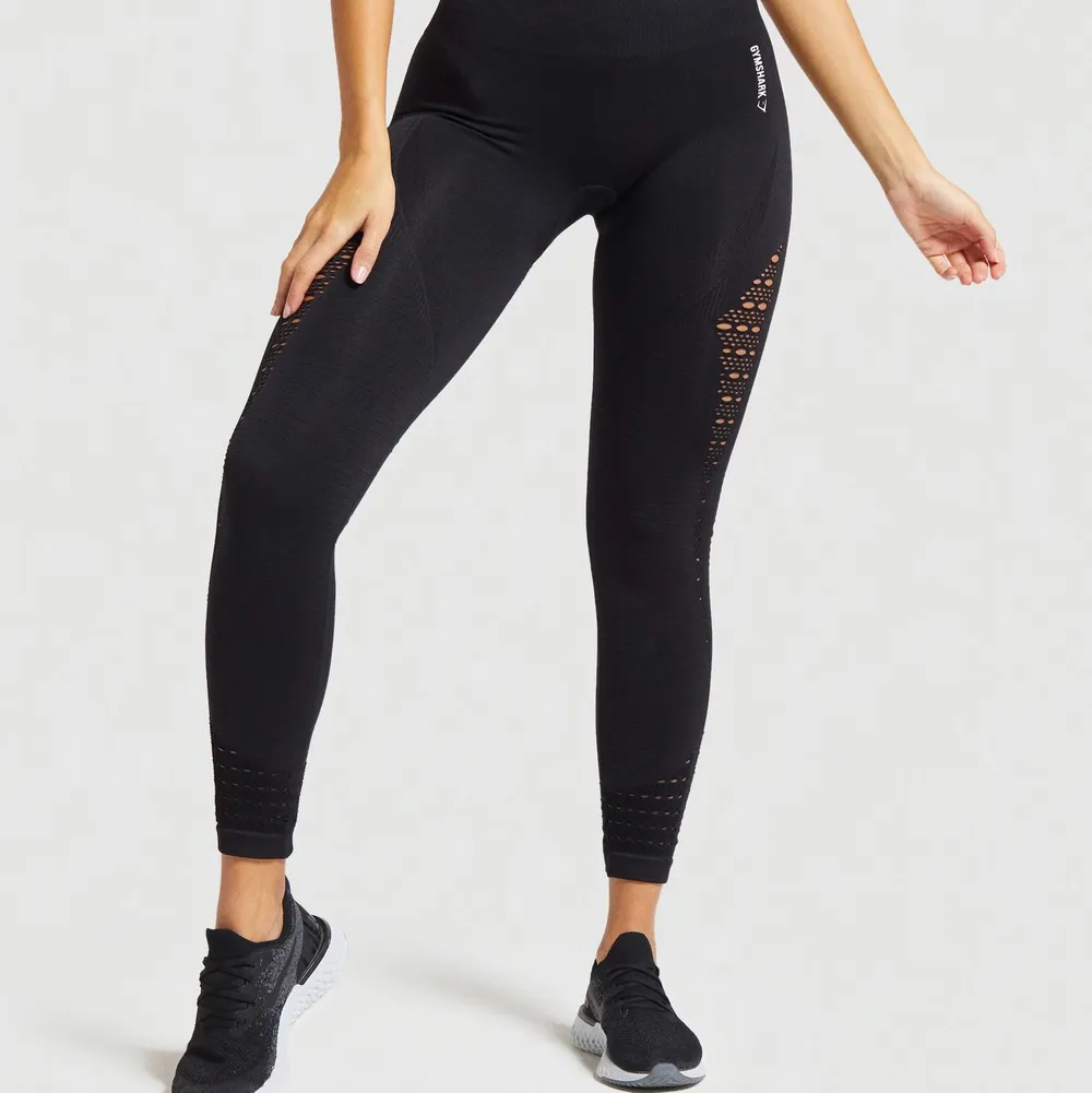 Säljer mina absoluta favorit leggings från Gymshark, i modellen Energy Seamless i svart, i strl S. Säljs billigt pga att det är hål vid sömmen vid insida lår, men som lätt går att fixa. Annars är leggingsen i super fint skick. Nypris 599kr 💛. Jeans & Byxor.
