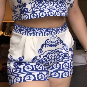 Topp och nederdel - Säljer detta fina sett med en T-Shirt och ett par shorts, superfint på sommaren!