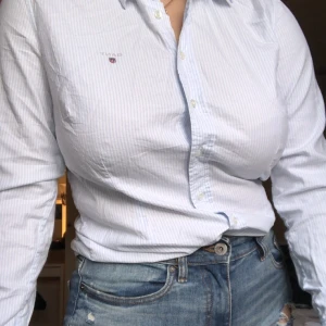 Skjorta  - Säljer min skjorta från gant då den aldrig används, den är använd en gång (julafton för två år sedan)