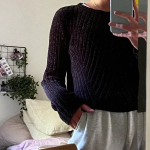 Svart tröja  - Svart tjocktröja i ett ”sammets” tyg som är så otrolig skön. Str XS från bikbok men skulle säga att den även passar en S. Frakt tillkommer på 50kr💕