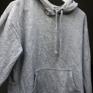 Grå hoodie - Helt vanlig grå hoodie från h&m. Bra skick!