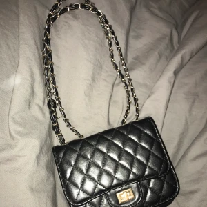 Väska  - Fin liten väska som är köpt från Glitter. Sparsamt använd och är i därför fint skick. 