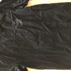 The Classy issue t-shirt - En as ball t-shorts från the classy issue, älskar både modell och tryck på denna tröja😍😍