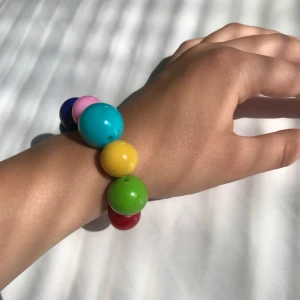 Armband - Ett fint armband med olika stora, färgade kulor. Enkelt och fint. 10kr + frakt 11kr (tar bara swish)