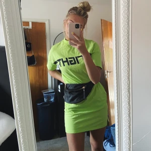 T-shirt klänning  - En neon grön T-shirt klänning från newyorker har även fickor på sidorna,ändast använd en gång.💗 150kr 