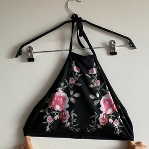 Bikini set - Det här bikini settet levde jag för för två somrar sedan, men nu är den för stor för mig tyvärr. Toppen har en öppen rygg baktill. Båda plagg är i mycket bra skick och är i storlek L! Ord pris. 450kr 