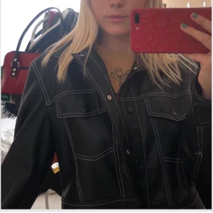 Skinnjacka Bershka  - Supersnygg fakeskinn-jacka från Bershka. Det står att storleken är L men skulle säga att den är mer som en M, men den passar även lite oversize på mig som oftast har S💕 mycket fint skick.