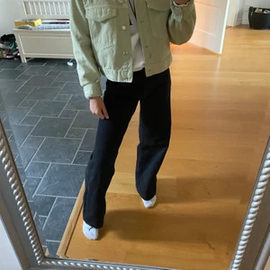 Grön jeansjacka - Grön jeansjacka från ginatricot. Den har en liten fläck som man ser på 3 bilden. Det är chokladglass så det går säkert bort i tvätten. Nypris är 400 kr. Mitt pri är 250 kr + frakt. Den är inte jätte mycket använd. ❤️ pris kan diskuteras.