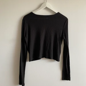Svart topp - Den här tröjan är en basic topp som funkar närsomhelst, varsomhelst. Det är en stretchig tröja som funkar för S-L.  