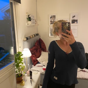 Tröja odd molly - Blå Odd Molly tröja i superbra skick. Säljer då den inte kommer till användning. Kontakta för fler bilder🙏🏼 en liten fraktkostnad tillkommer