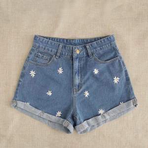 Supersöta jeans shorts med sydda blommor, från Shein. Aldrig använda då de tyvärr är för stora. 130kr + frakt ( det går att pruta).  Storlek S