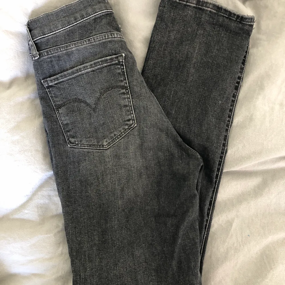 Jättefina jeans från Levis i modellen 724 High Rise straight i färgen ”it’s all good” som är mörkgrå. Storlek 29 i midjan och 32 i längden. Använda 2 ggr och är därför som nya!! Nypris på Zalando: 1145kr. Köparen står för frakten på 63kr 💓. Jeans & Byxor.