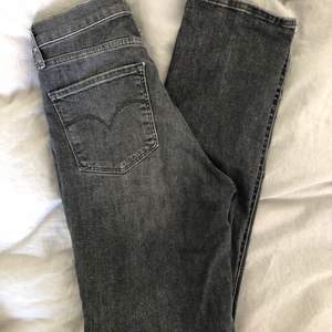 Jättefina jeans från Levis i modellen 724 High Rise straight i färgen ”it’s all good” som är mörkgrå. Storlek 29 i midjan och 32 i längden. Använda 2 ggr och är därför som nya!! Nypris på Zalando: 1145kr. Köparen står för frakten på 63kr 💓