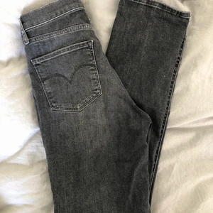 Levis jeans, Strl 29, Gråa - Jättefina jeans från Levis i modellen 724 High Rise straight i färgen ”it’s all good” som är mörkgrå. Storlek 29 i midjan och 32 i längden. Använda 2 ggr och är därför som nya!! Nypris på Zalando: 1145kr. Köparen står för frakten på 63kr 💓