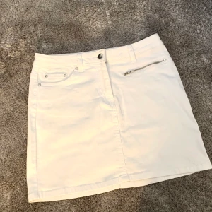 Vit jeanskjol NA-KD - Oanvänd jeanskjol från nakd i storlek 38🤍 150kr ink frakt 