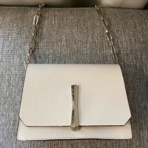 Väska från Gianni Chiarini  - Väska i läder från italinska märket Gianni Chiarini. Modellen heter Calypso. Köpt i Italien för 2200 kr 🤍🤍🤍