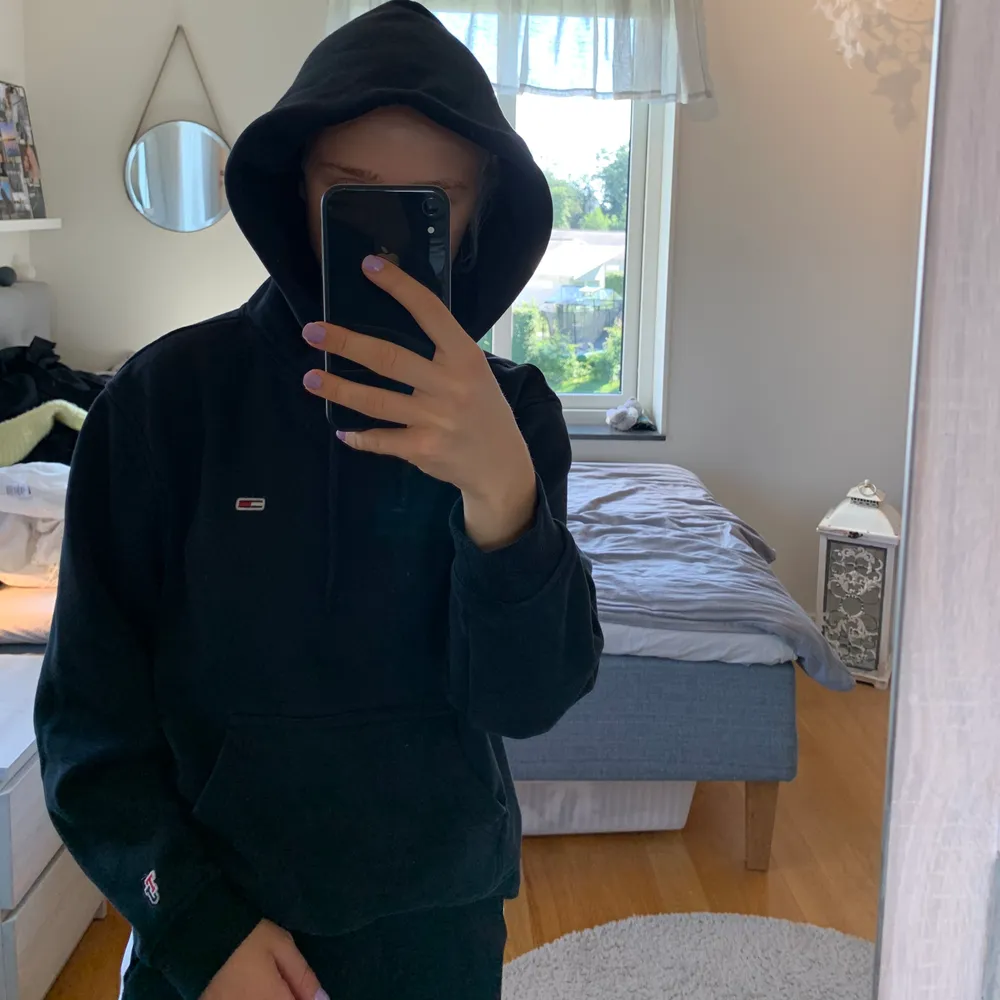 Säljer en hoodie från Tommy Hilfiger pga att den inte används. Bra kvalité och bra skick! Nypris ca 1000 kr. Köpare står för frakt. Hoodies.