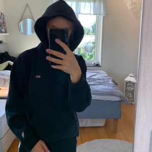 Tommy hilfiger hoodie - Säljer en hoodie från Tommy Hilfiger pga att den inte används. Bra kvalité och bra skick! Nypris ca 1000 kr. Köpare står för frakt
