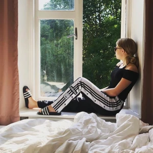 Addidas byxor - Skit snygga byxor jag köpte för ett år sen🥰 har använt dom lite då och då men inget som syns förutom knappen längst ner (sida 3)jag är 160 och dom är för långa för mig så tror dom skulle passa ca165 kanske🥵du betalar frakt 📦 