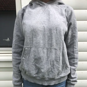 Grå Hoddie H&M - Säljer denna mysiga hoddien från hm i storlek M. Jag vet att den är lite skrynklig men självklart så stryks den innan den ska skickas. Men jag lovar den är supermysig. Pris: 150 kr